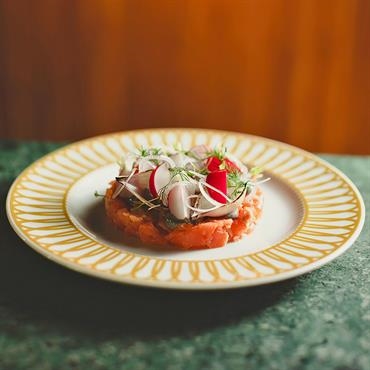 Korshags kallrökta lax med pepparrotskräm, dill, rädisor och fläder